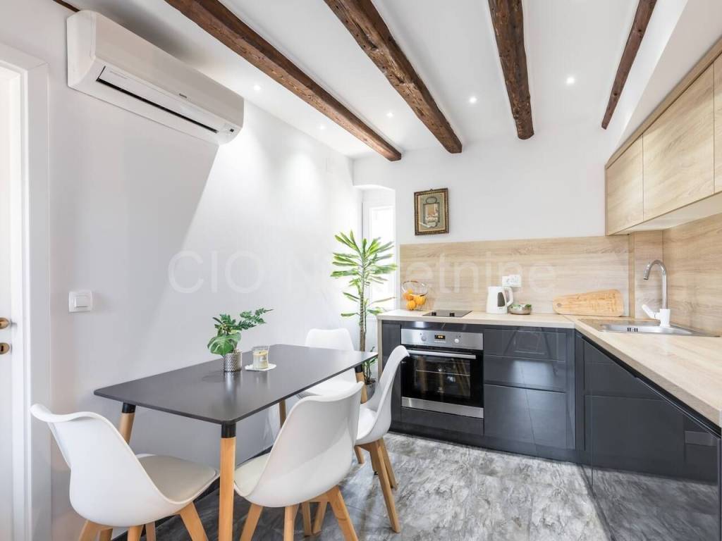 Flat in a house, Sale, Split, Split