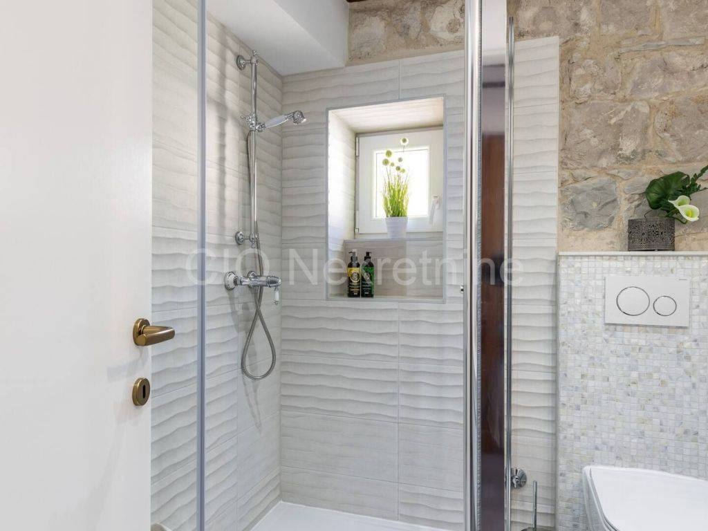 Flat in a house, Sale, Split, Split