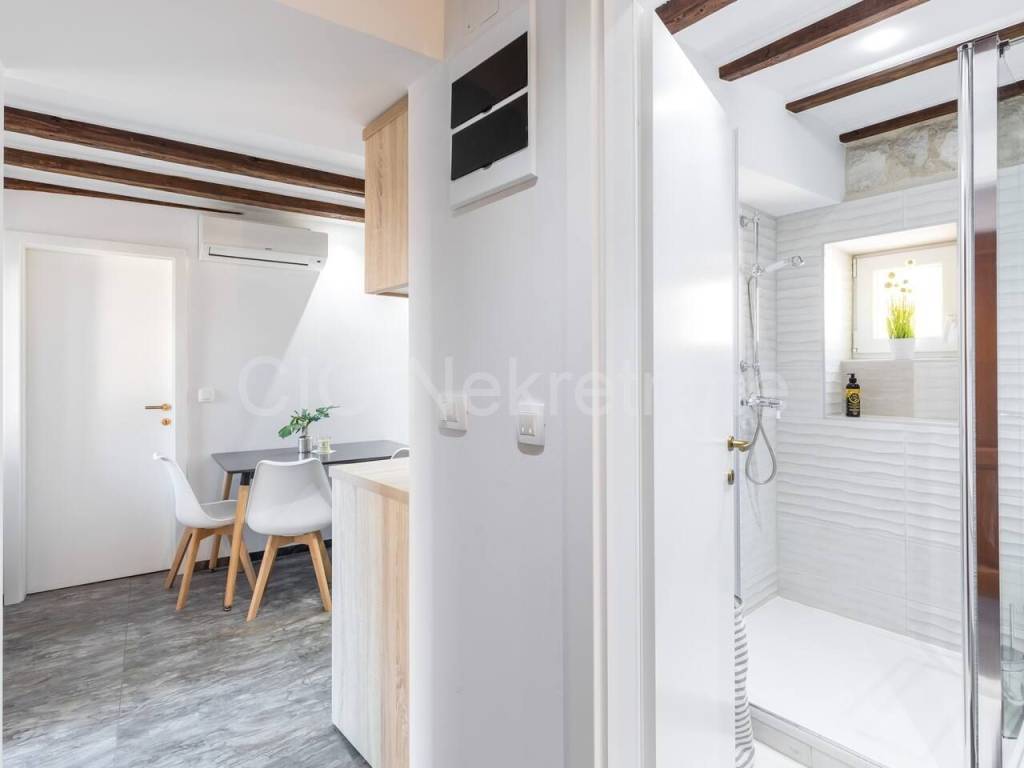 Flat in a house, Sale, Split, Split