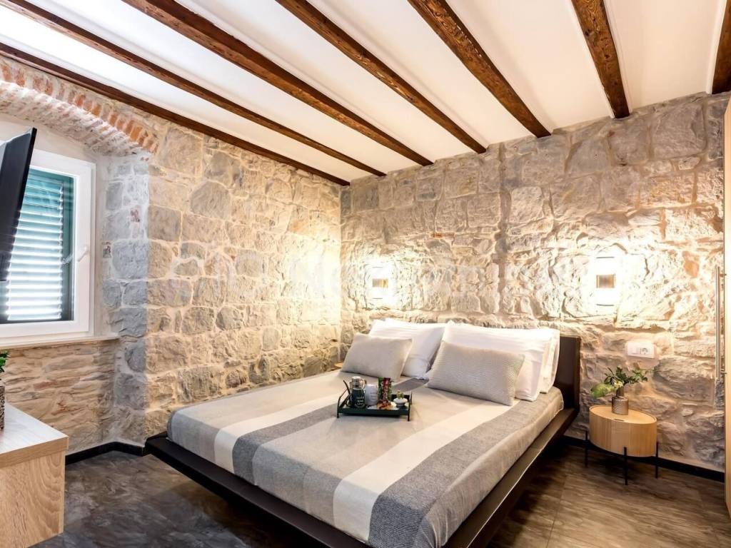 Flat in a house, Sale, Split, Split