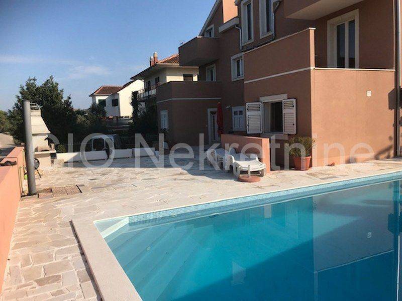 Terraced house, Sale, Okrug, Okrug Donji