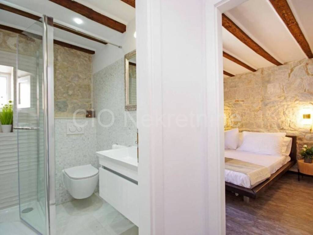 Flat in a house, Sale, Split, Split