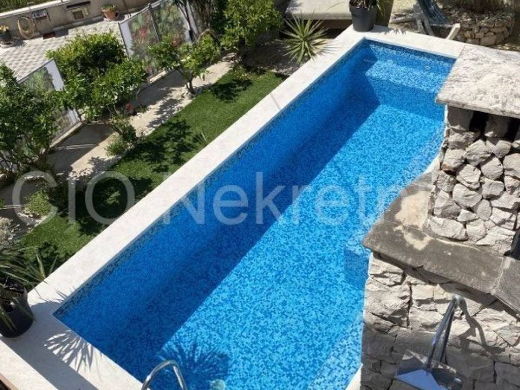 Villa, Sale, Okrug, Okrug Gornji