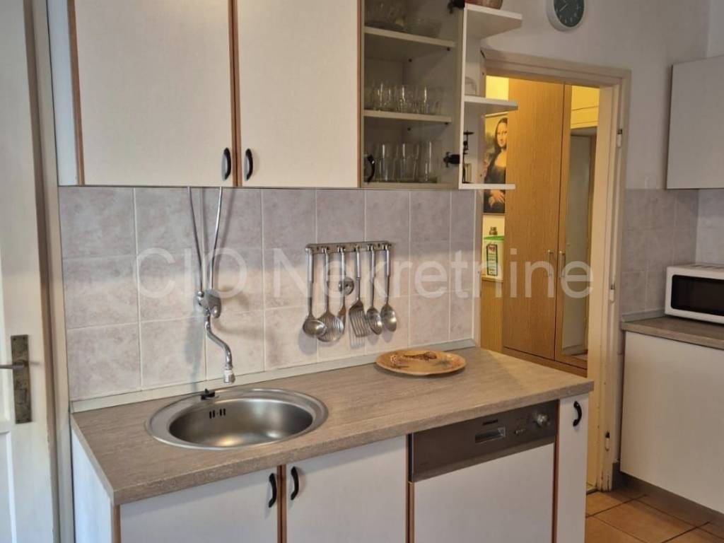 Flat in a building, Sale, Vis, Vis