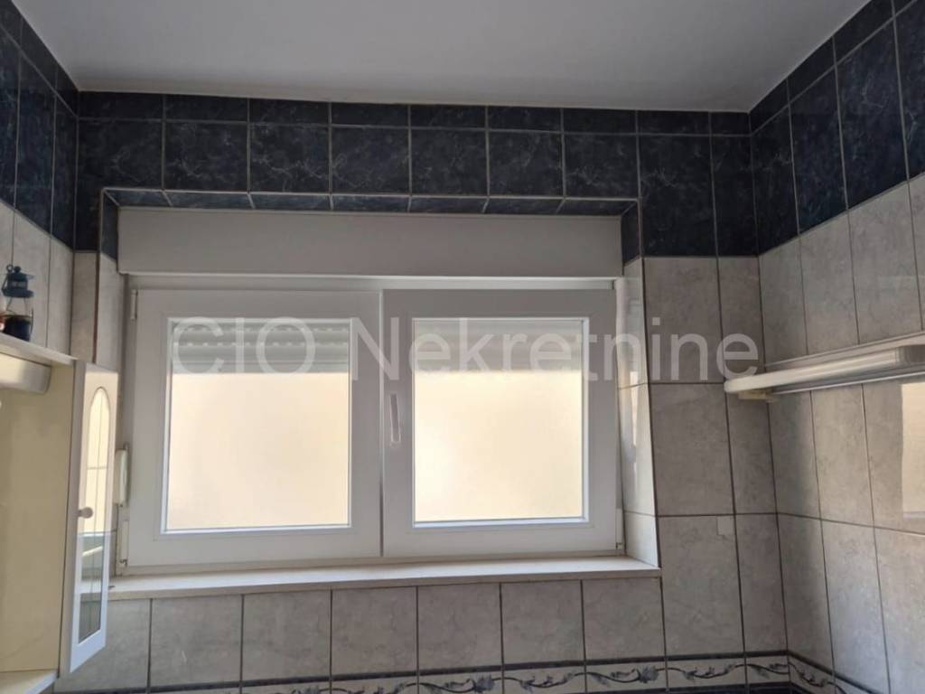 Flat in a building, Sale, Vis, Vis