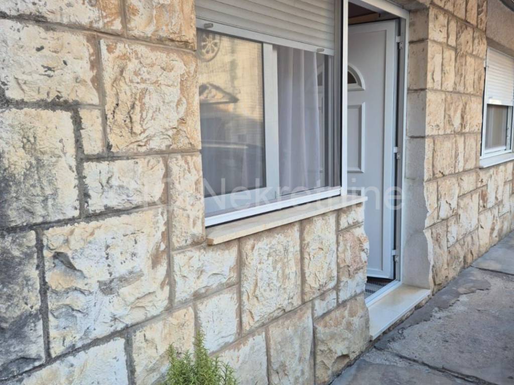 Flat in a building, Sale, Vis, Vis