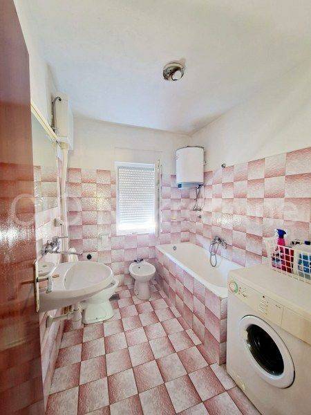Flat in a house, Rent, Solin, Centar