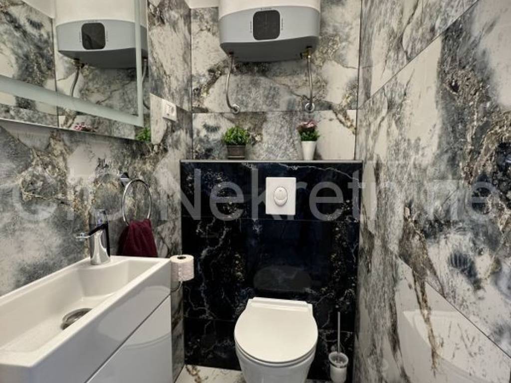 Flat in a building, Sale, Okrug, Okrug Gornji