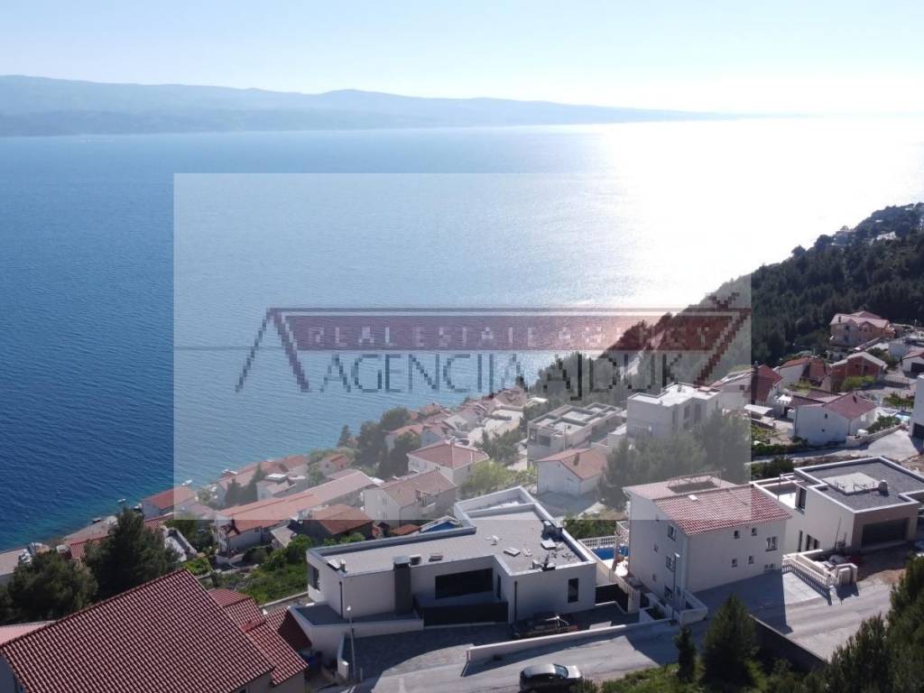 Omis, Celina