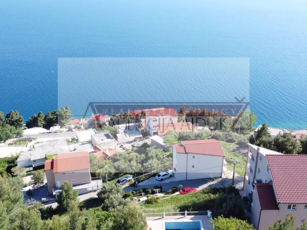 Omis, Celina