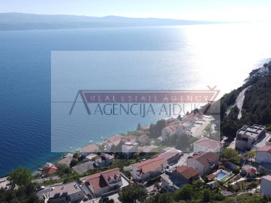 Omis, Celina