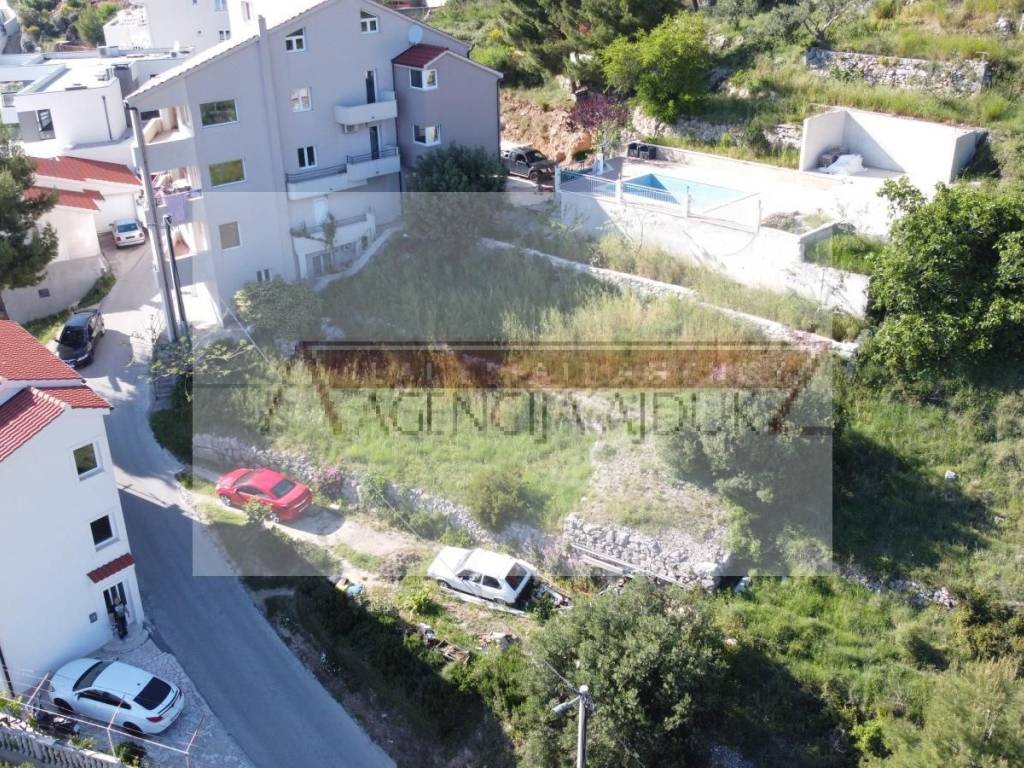 Omis, Celina