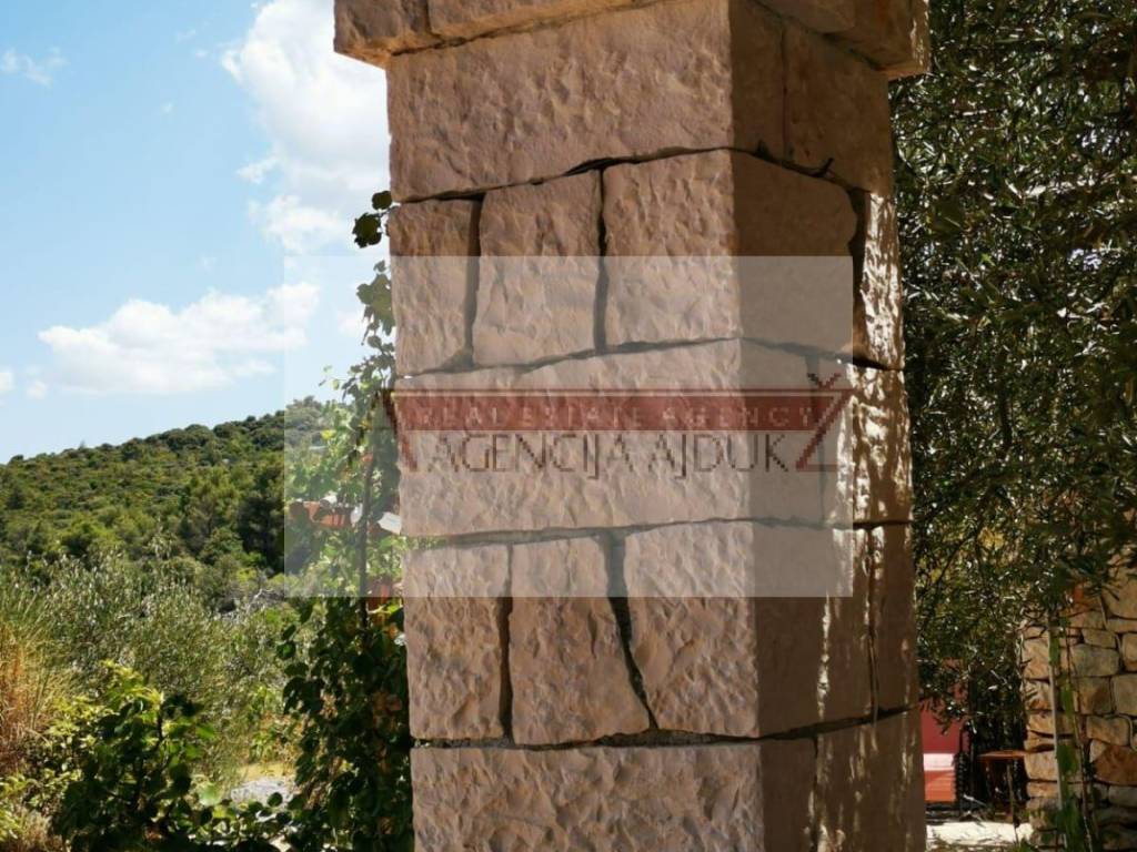 Kamena kuca, Prodaja, Supetar, Splitska