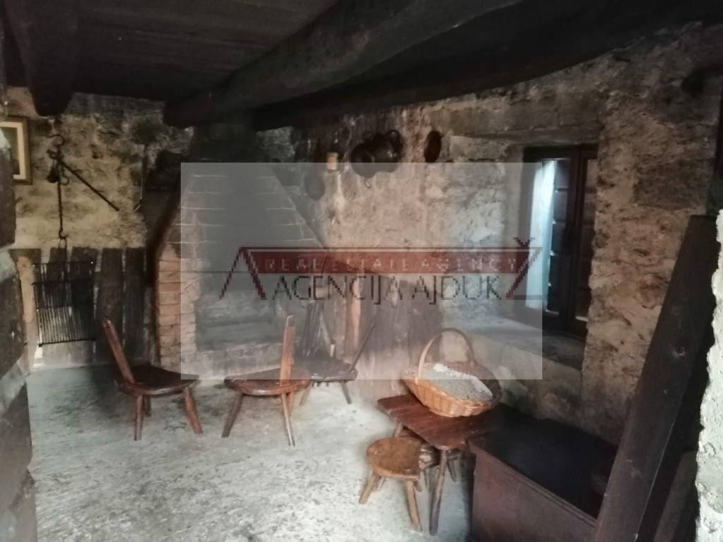 Kamena kuca, Prodaja, Lovrec, Lovrec
