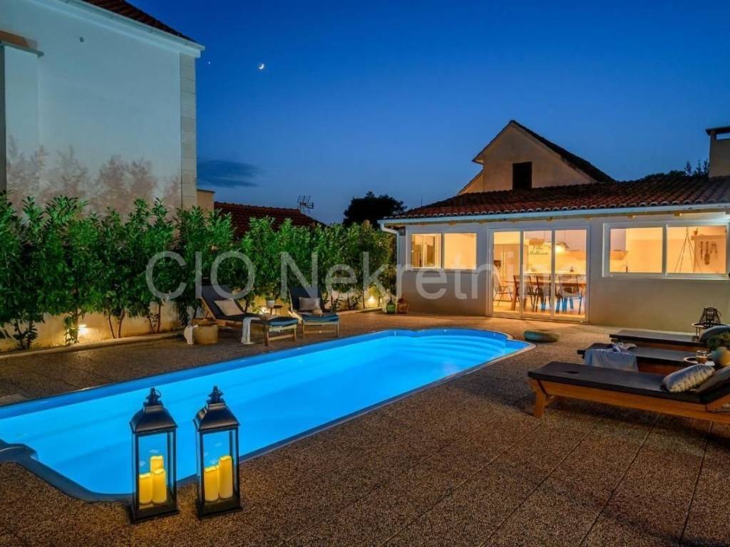 Villa, Sale, Milna, Milna