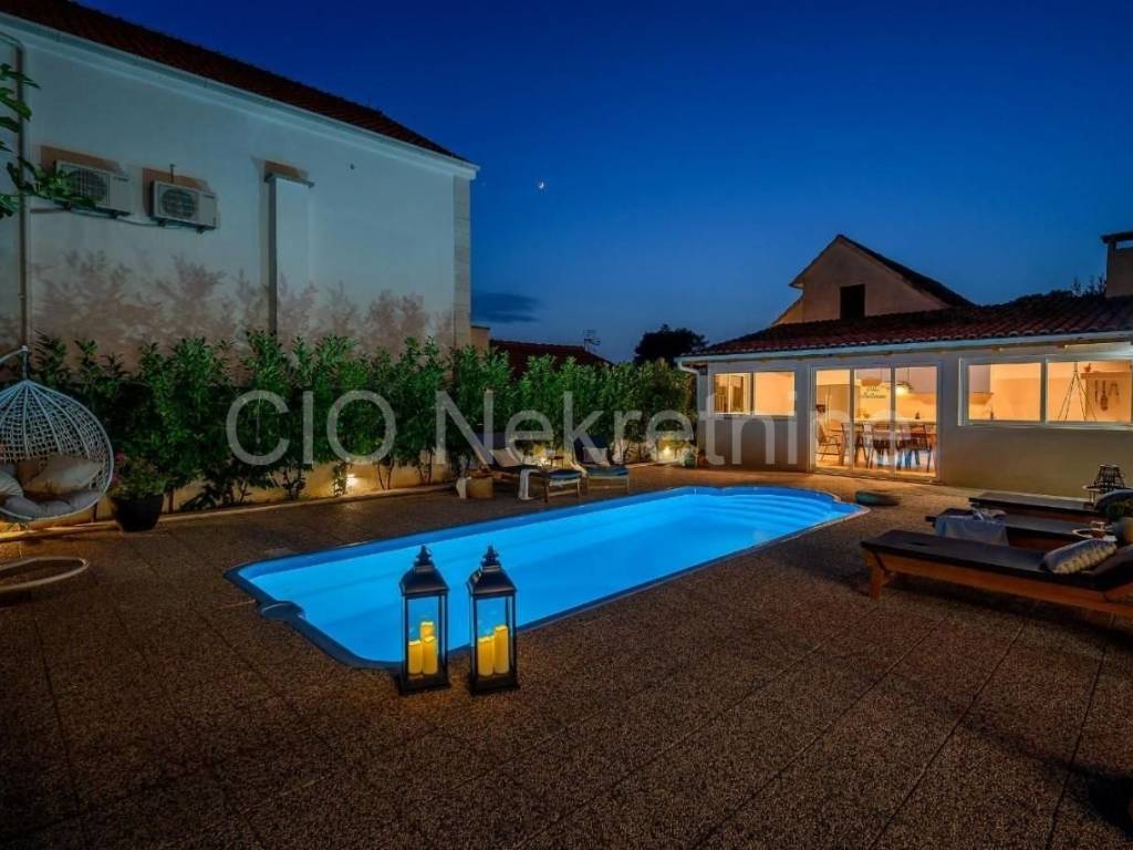 Villa, Sale, Milna, Milna