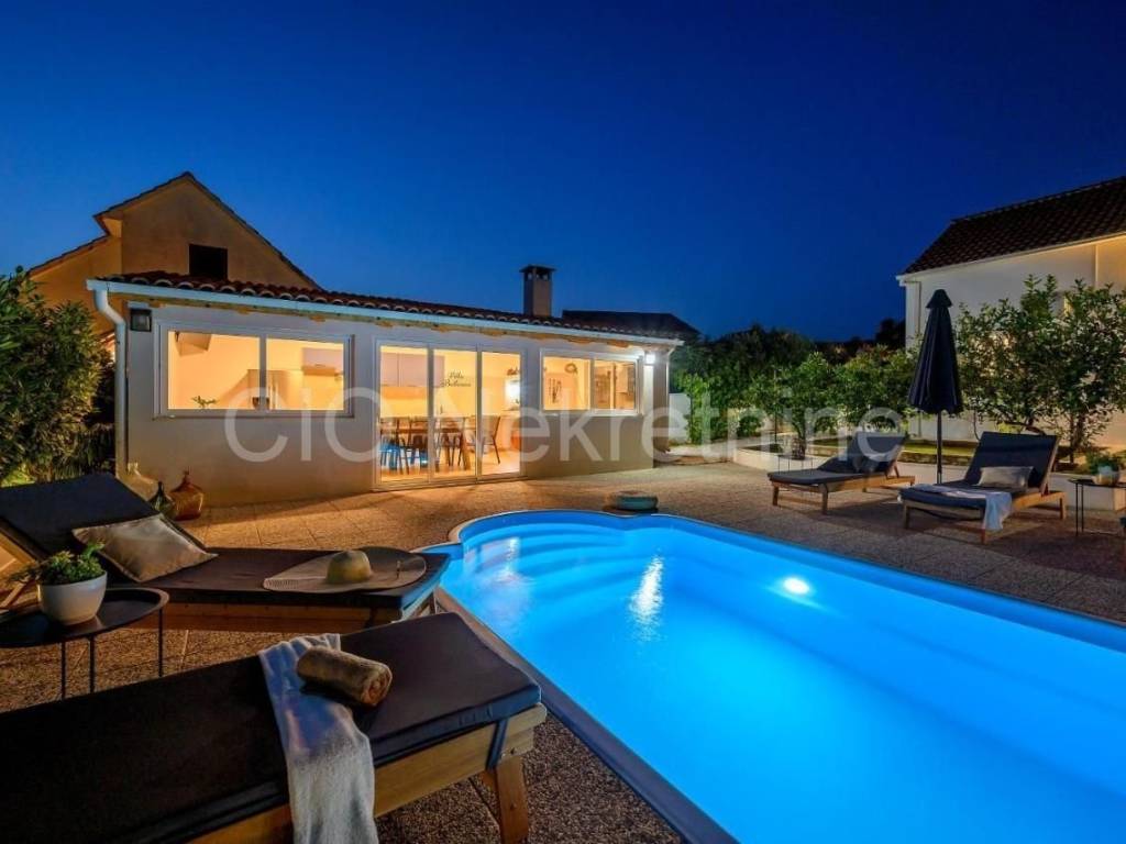Villa, Sale, Milna, Milna