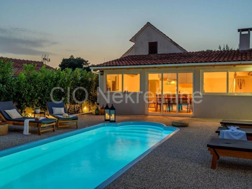 Villa, Sale, Milna, Milna