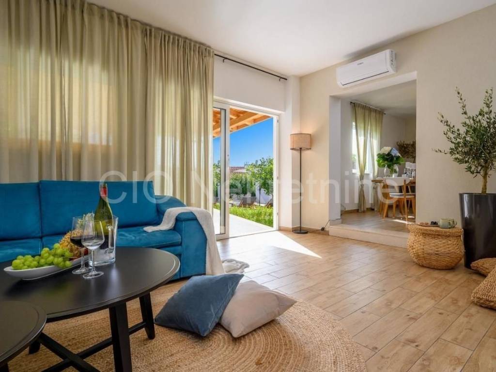 Villa, Sale, Milna, Milna