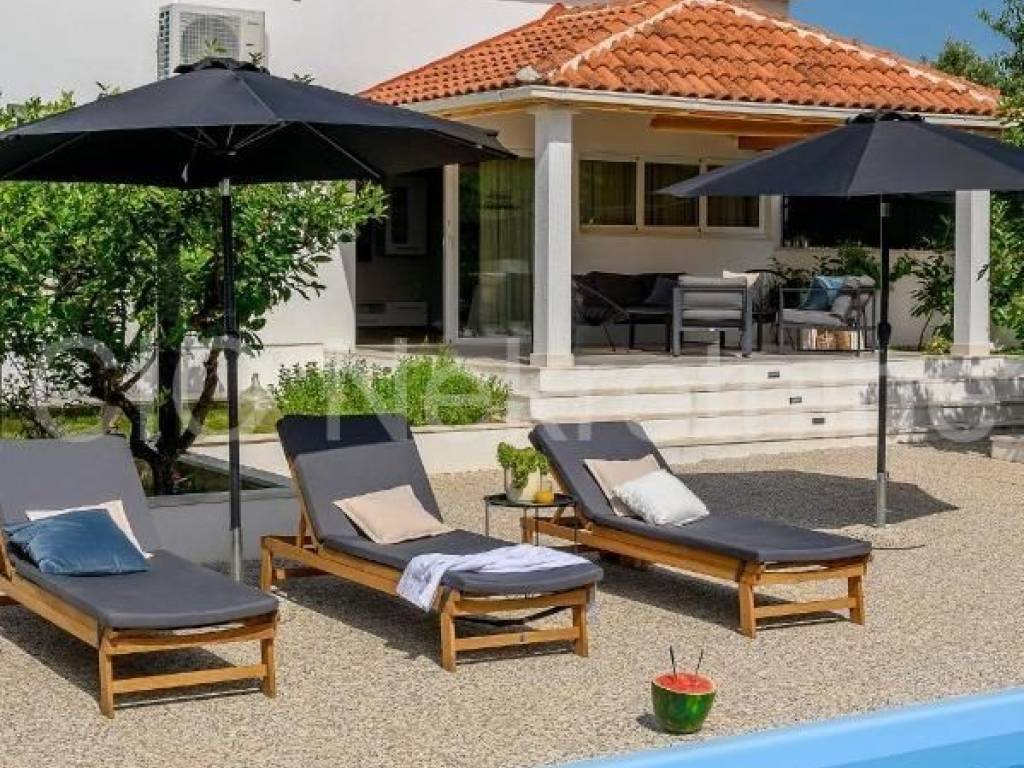 Villa, Sale, Milna, Milna