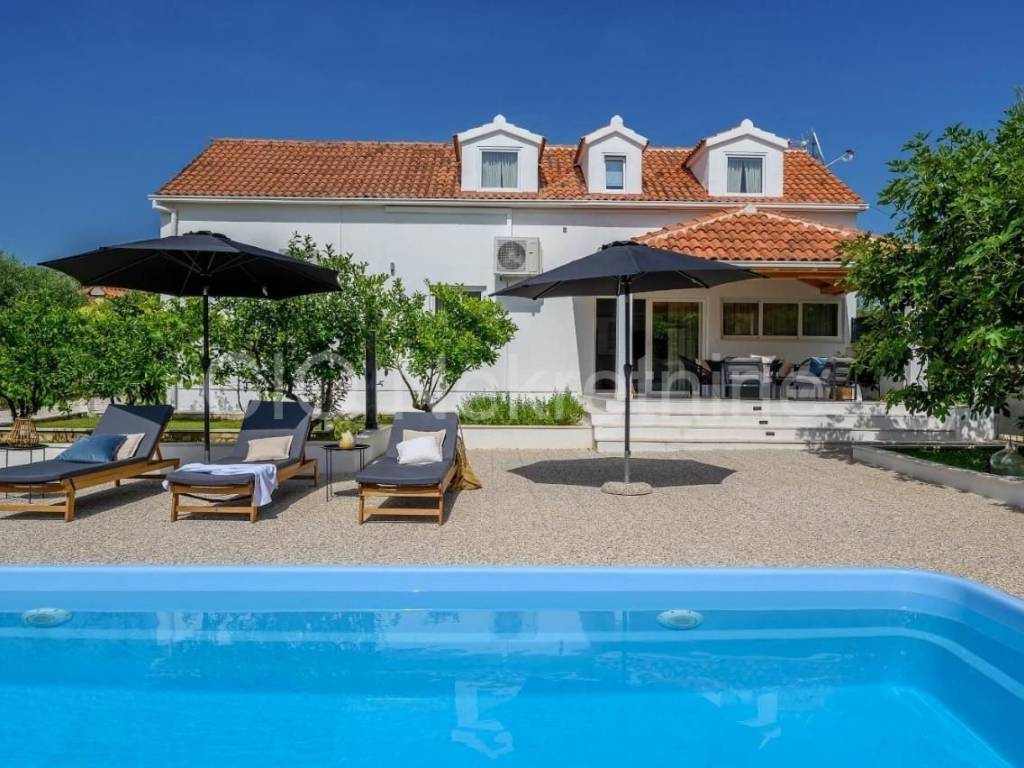 Villa, Sale, Milna, Milna