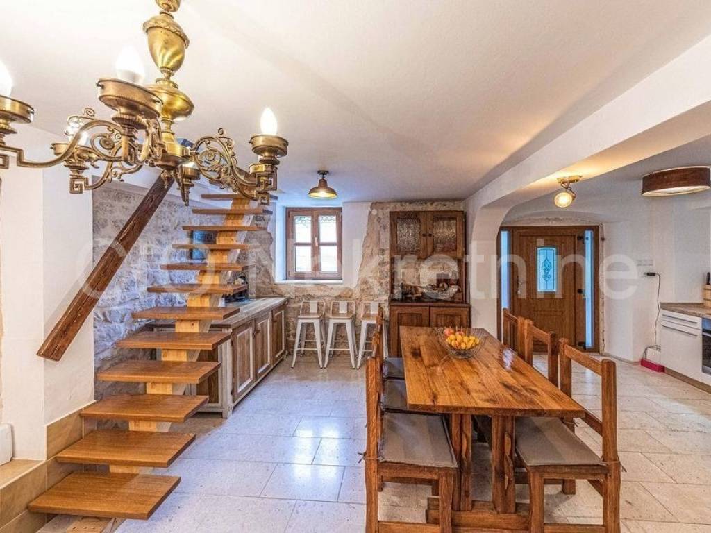 Stone house, Sale, Okrug, Okrug Gornji