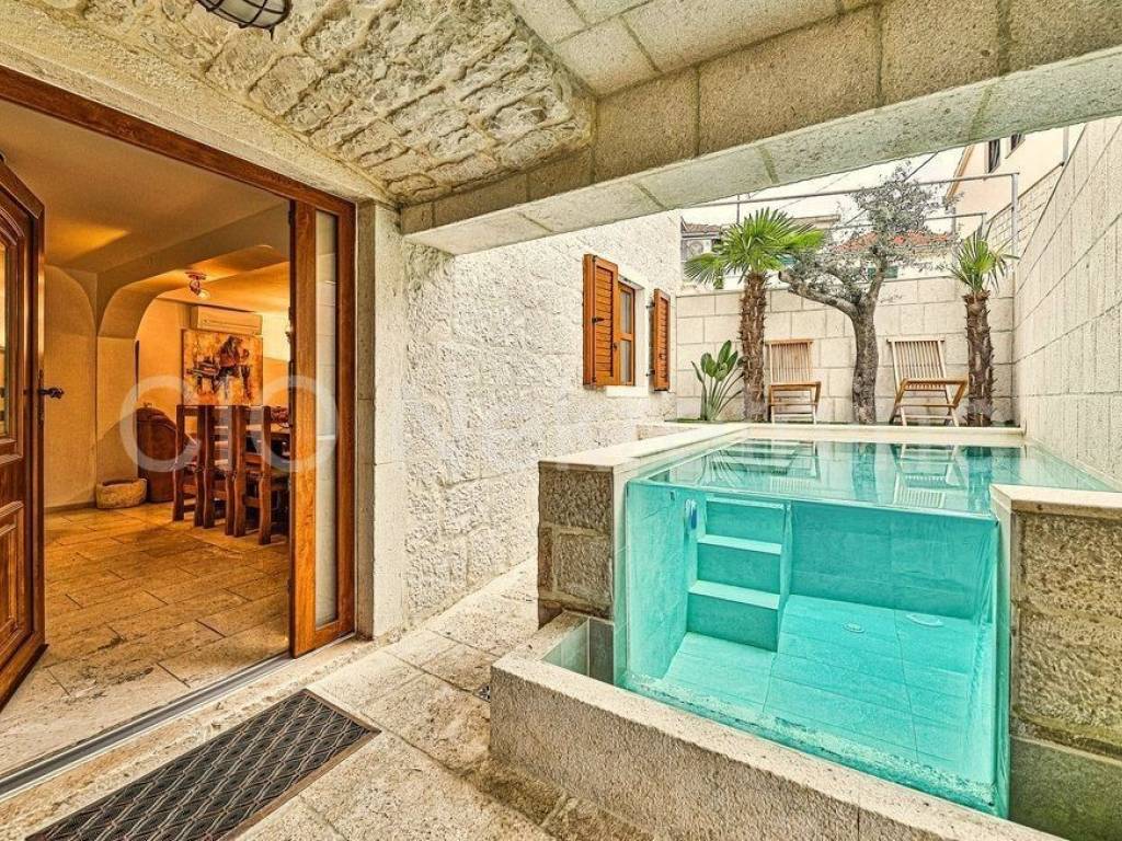 Stone house, Sale, Okrug, Okrug Gornji