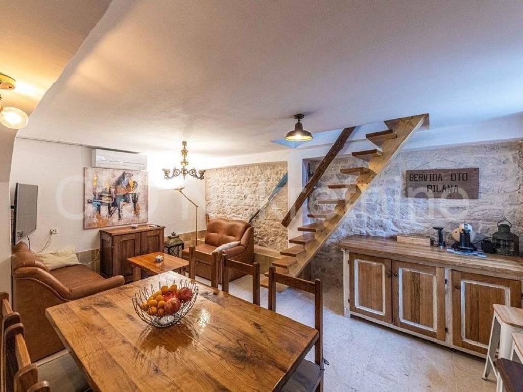 Stone house, Sale, Okrug, Okrug Gornji