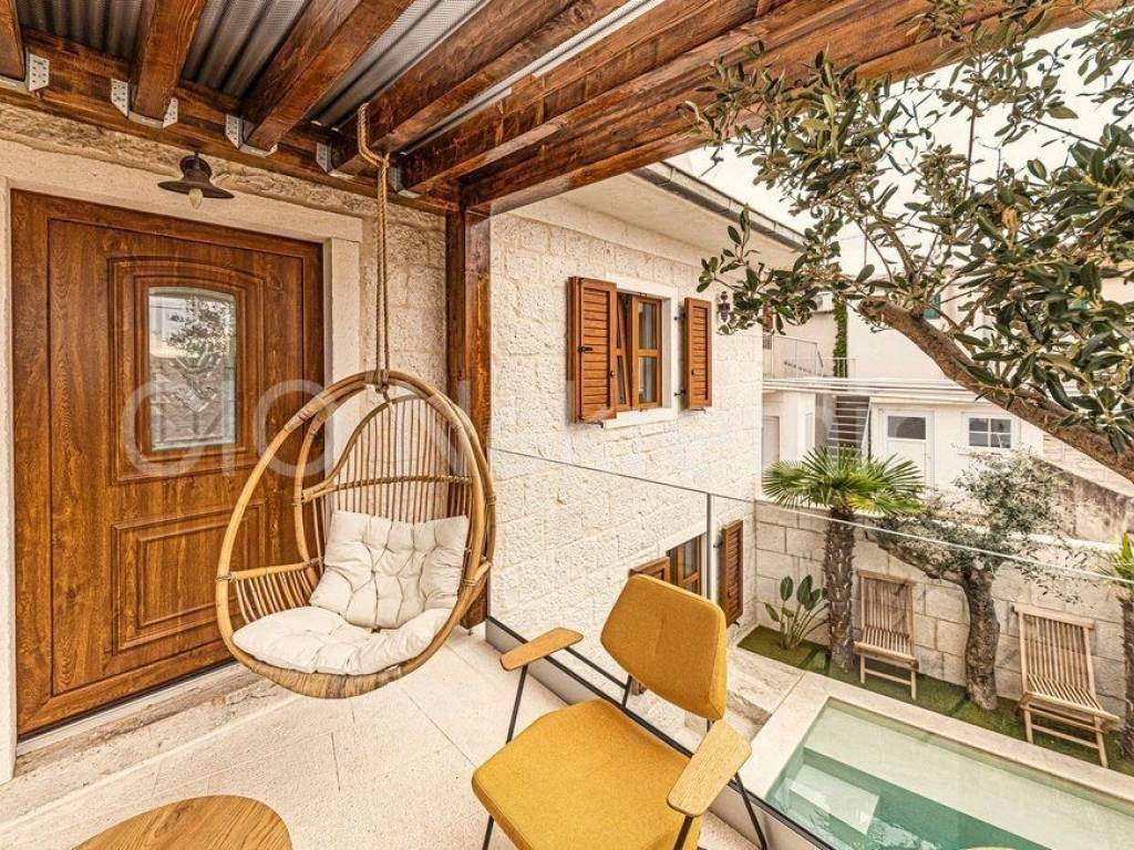 Stone house, Sale, Okrug, Okrug Gornji