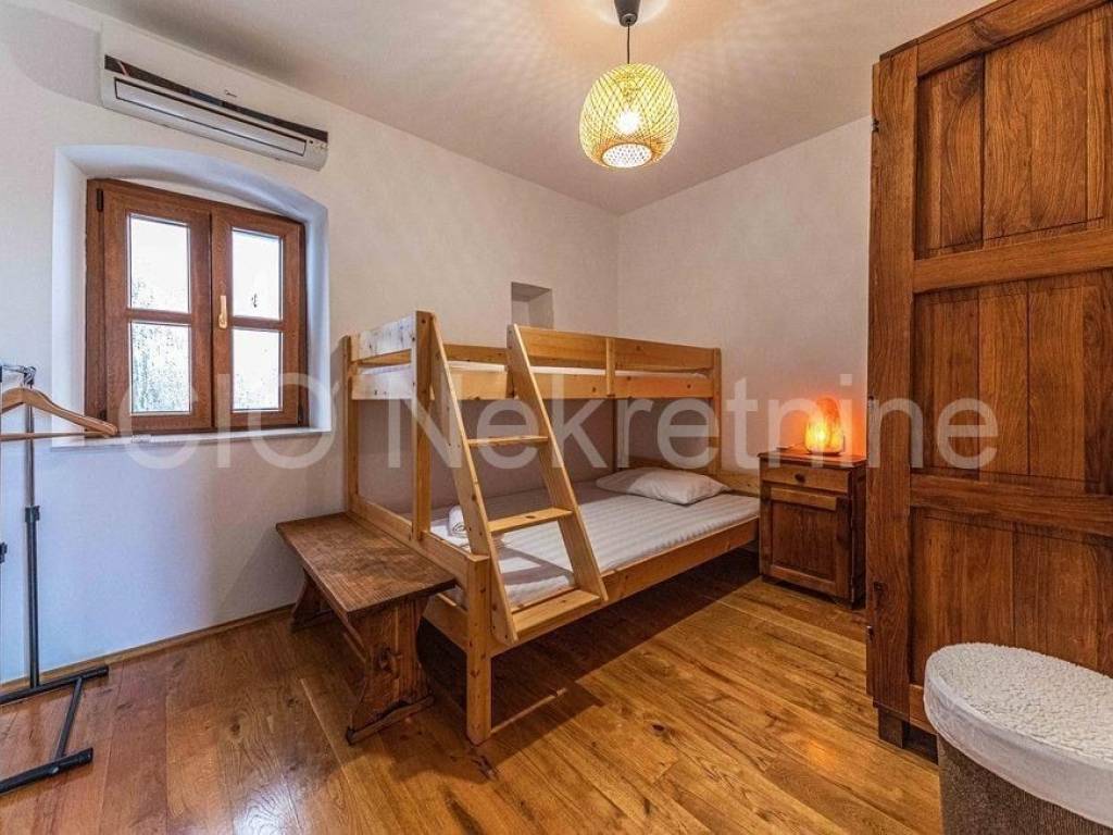 Stone house, Sale, Okrug, Okrug Gornji
