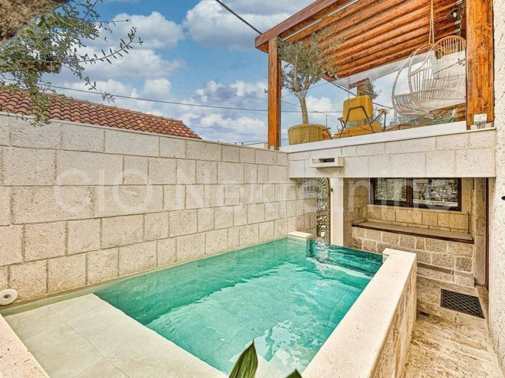 Stone house, Sale, Okrug, Okrug Gornji