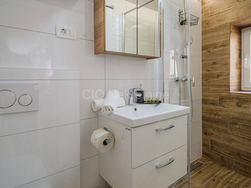 Flat in a house, Sale, Split, Split