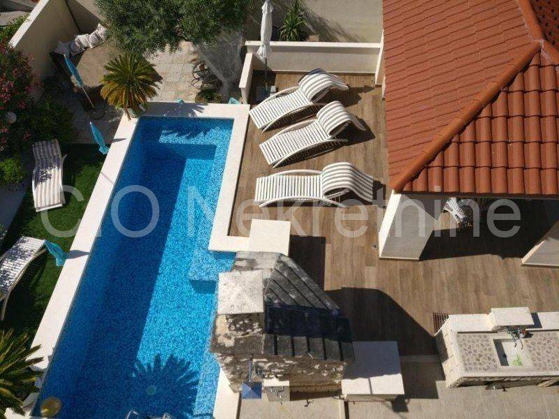 Villa, Sale, Okrug, Okrug Gornji