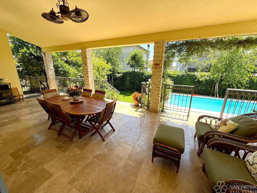 Vila, Prodaja, Kaštela, Kaštel Lukšić