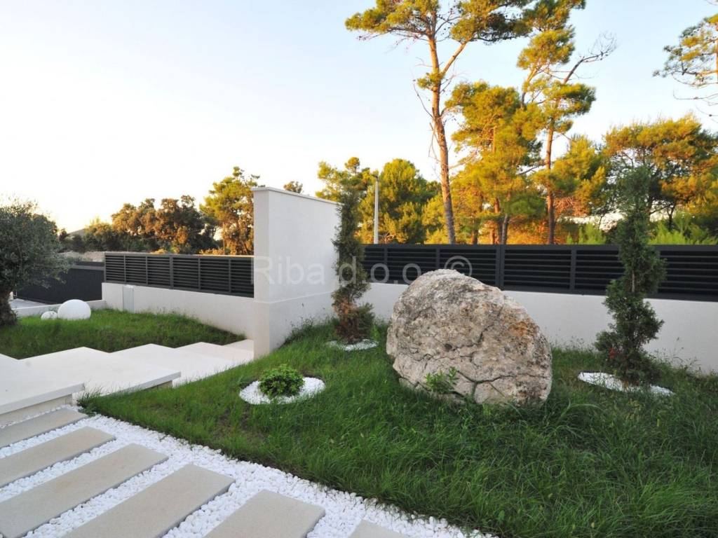 Vila, Prodaja, Privlaka, Privlaka