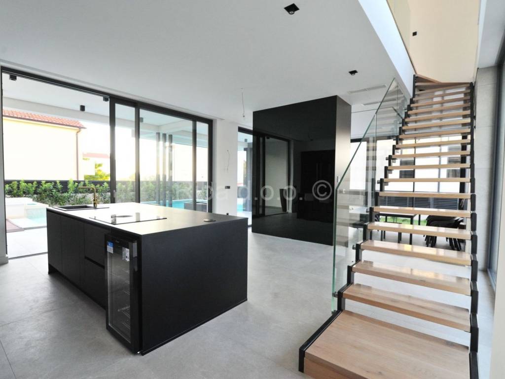 Vila, Prodaja, Privlaka, Privlaka