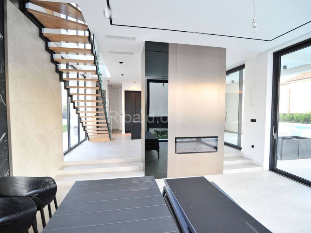 Vila, Prodaja, Privlaka, Privlaka