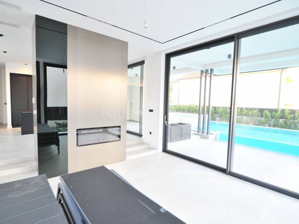 Vila, Prodaja, Privlaka, Privlaka