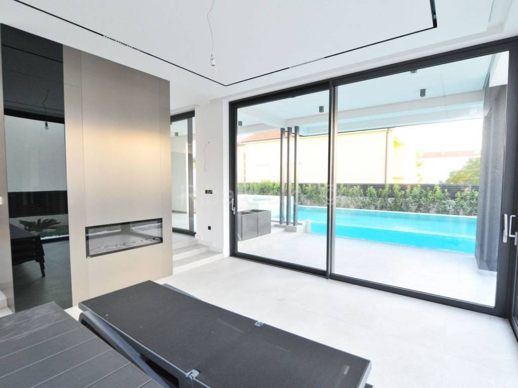 Vila, Prodaja, Privlaka, Privlaka