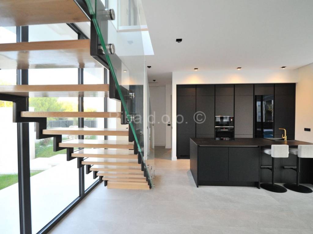Vila, Prodaja, Privlaka, Privlaka