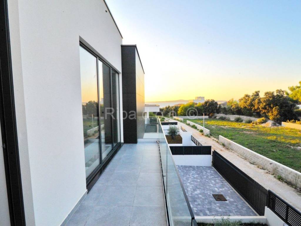 Vila, Prodaja, Privlaka, Privlaka