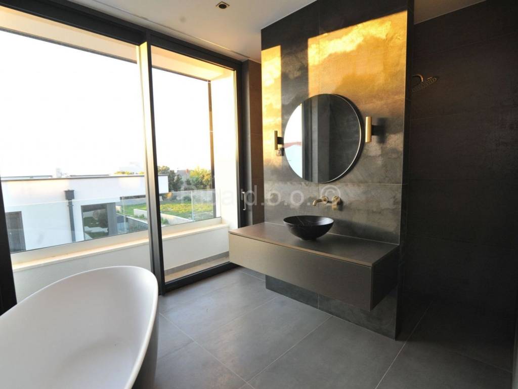 Vila, Prodaja, Privlaka, Privlaka