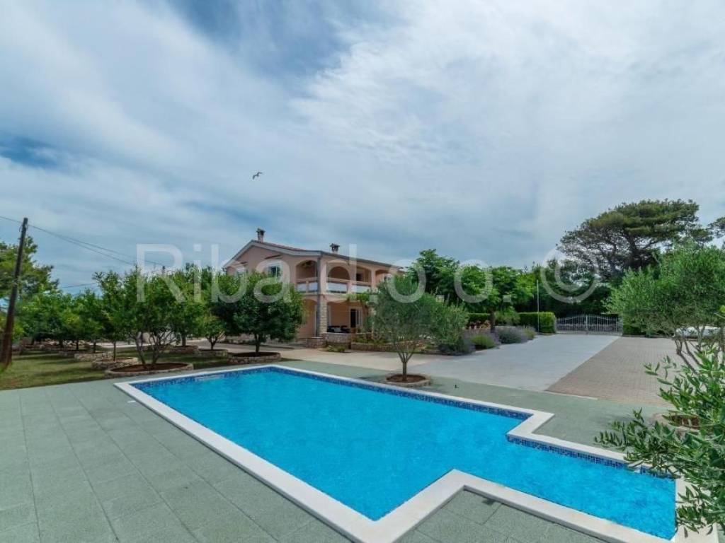 Apartmanska kuća, Prodaja, Vir, Vir