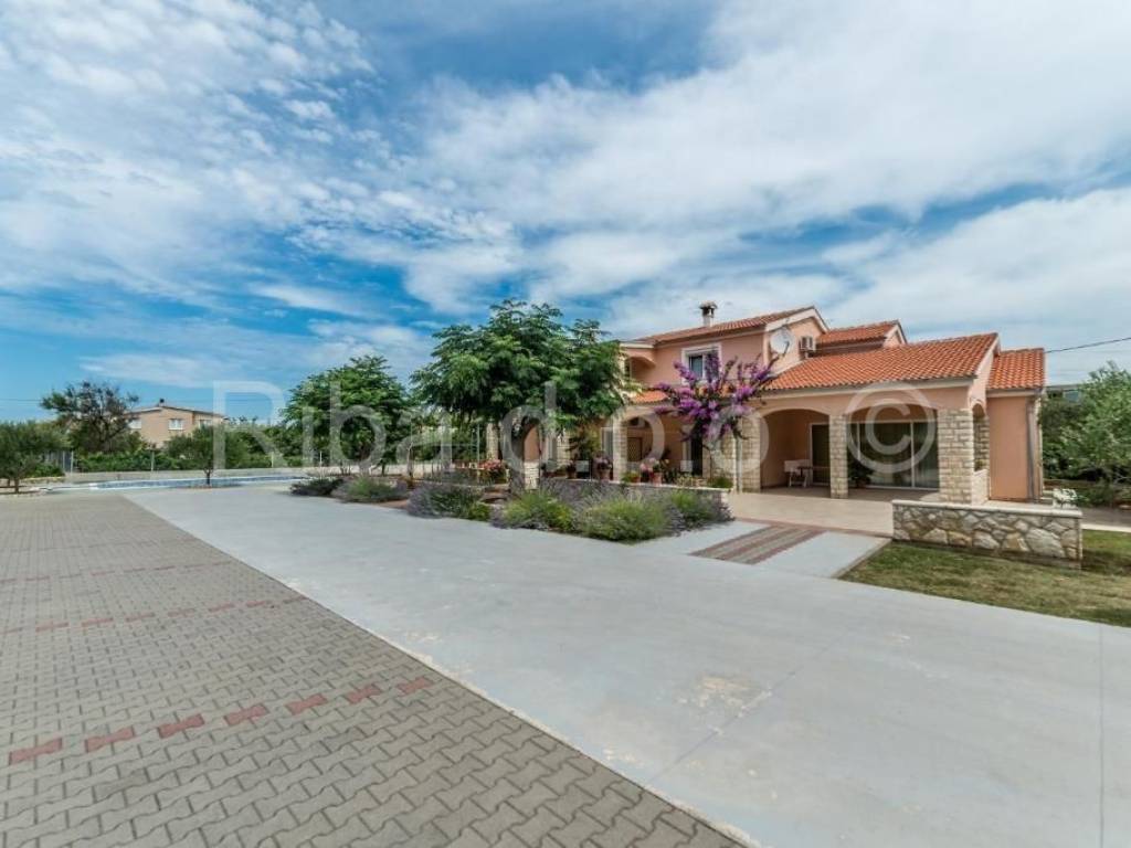 Apartmanska kuća, Prodaja, Vir, Vir