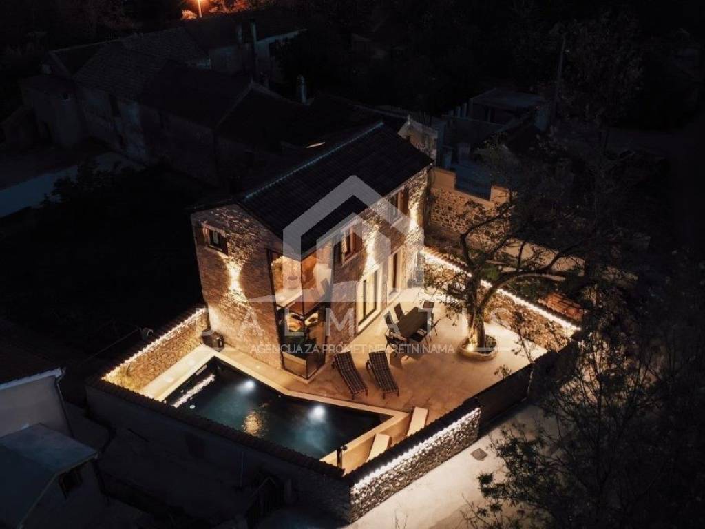 Vila, Prodaja, Privlaka, Privlaka
