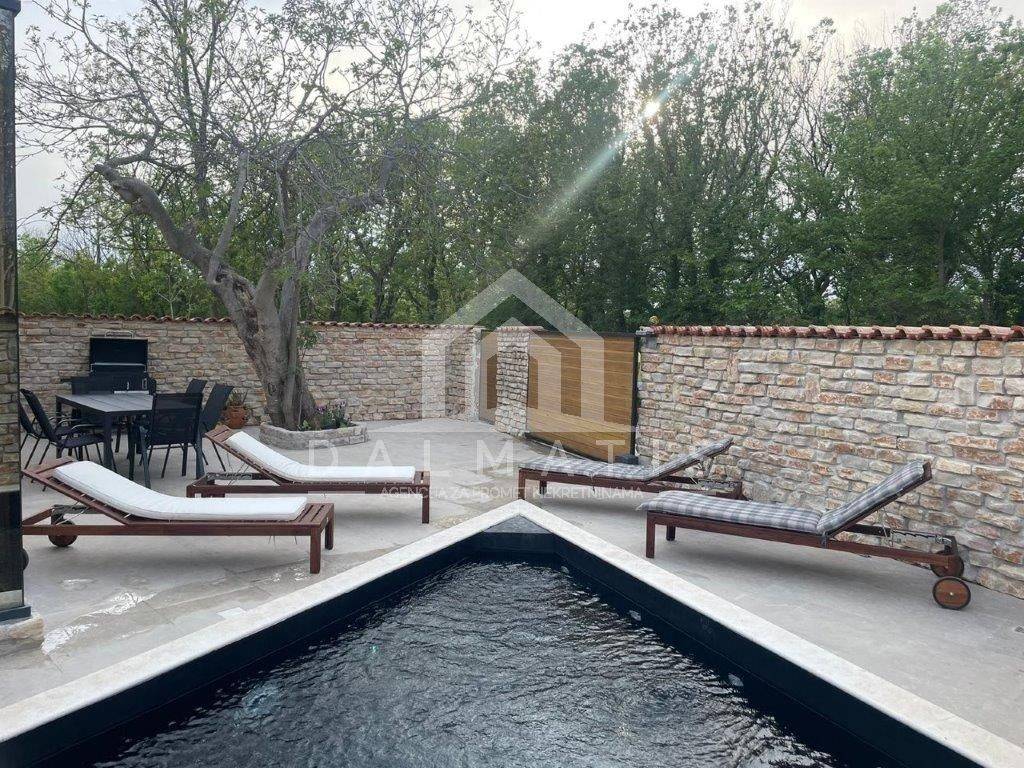 Vila, Prodaja, Privlaka, Privlaka