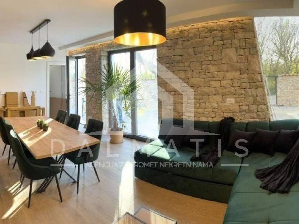 Vila, Prodaja, Privlaka, Privlaka