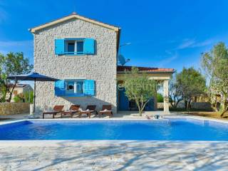 Vila, Prodaja, Privlaka, Privlaka