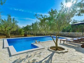 Vila, Prodaja, Privlaka, Privlaka