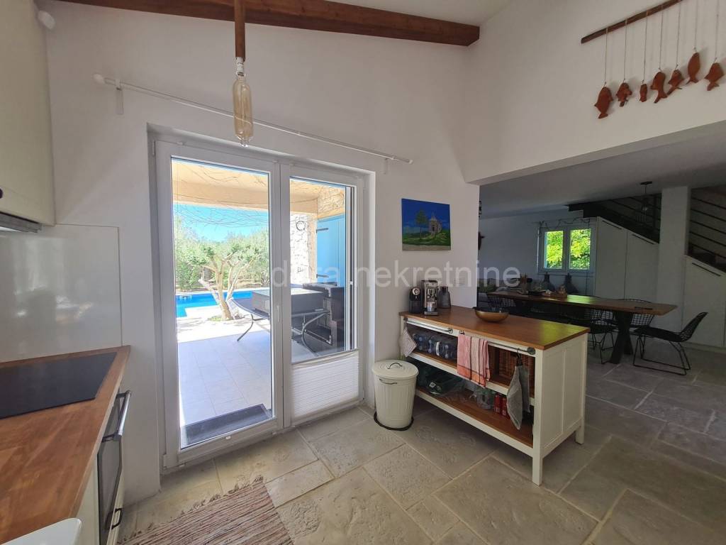 Vila, Prodaja, Privlaka, Privlaka